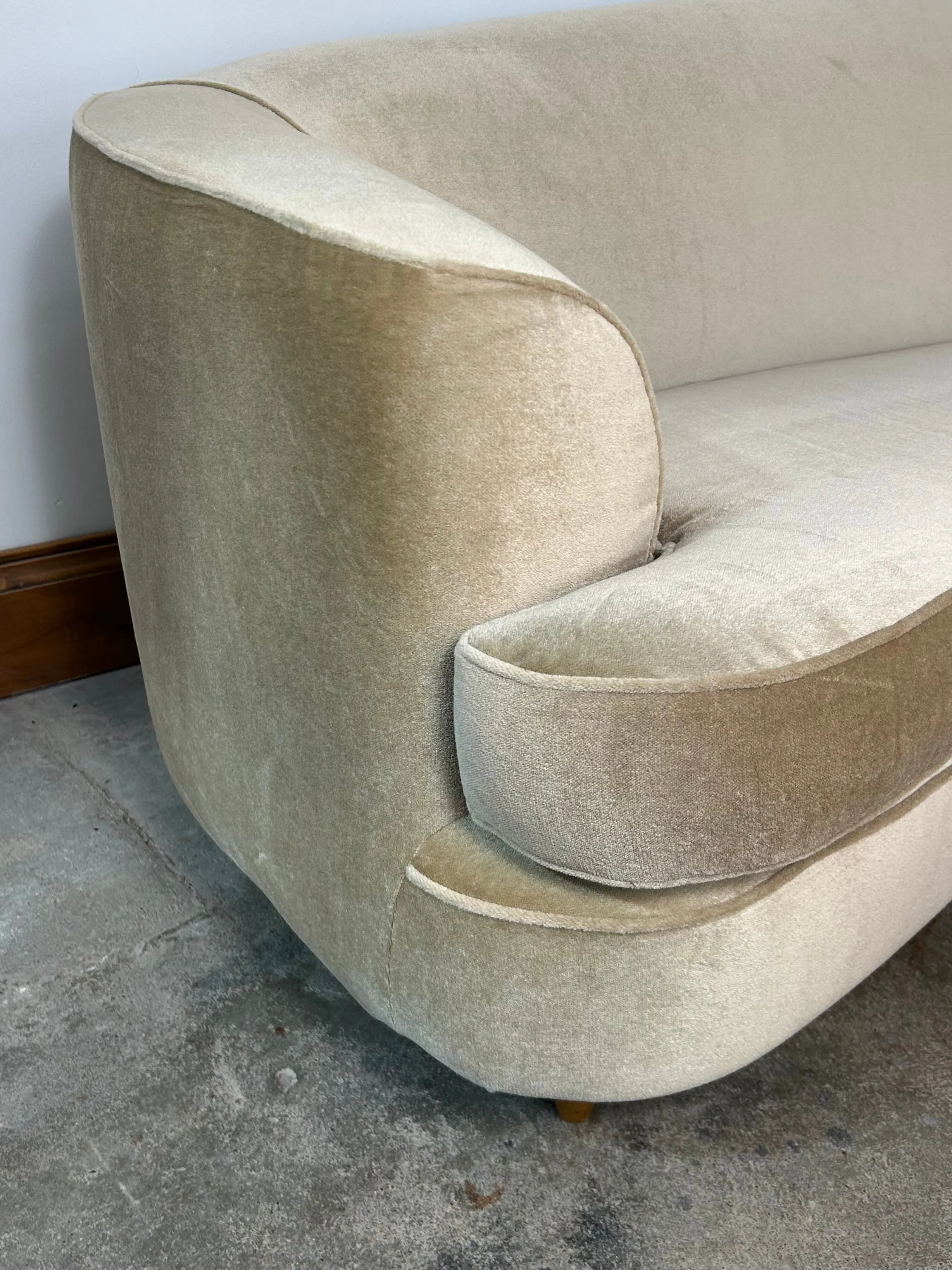 Mariaui Custom Beige Mohair Curved Sofa