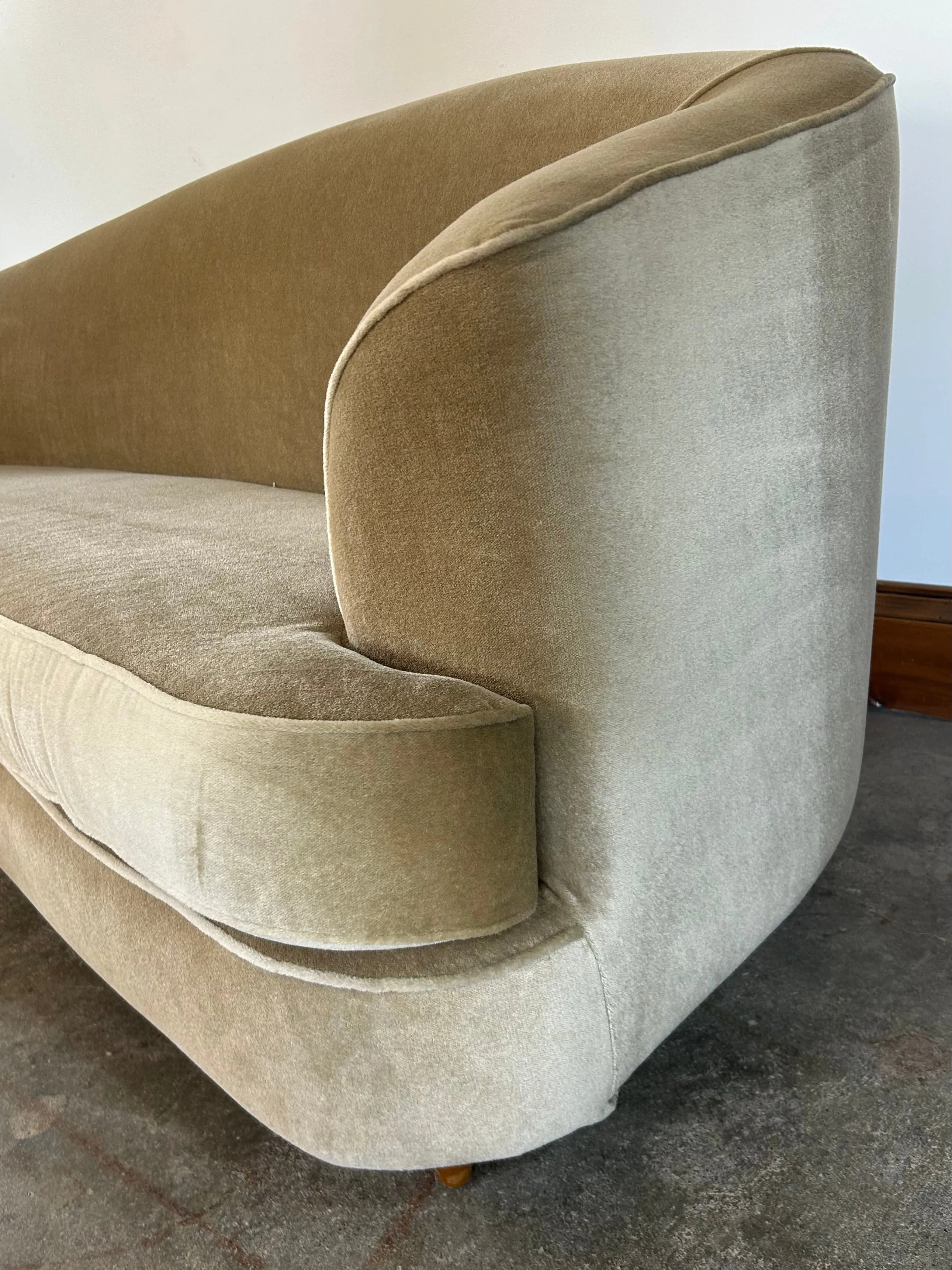 Mariaui Custom Beige Mohair Curved Sofa